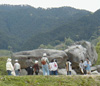 行く手を阻む謎の巨大岩